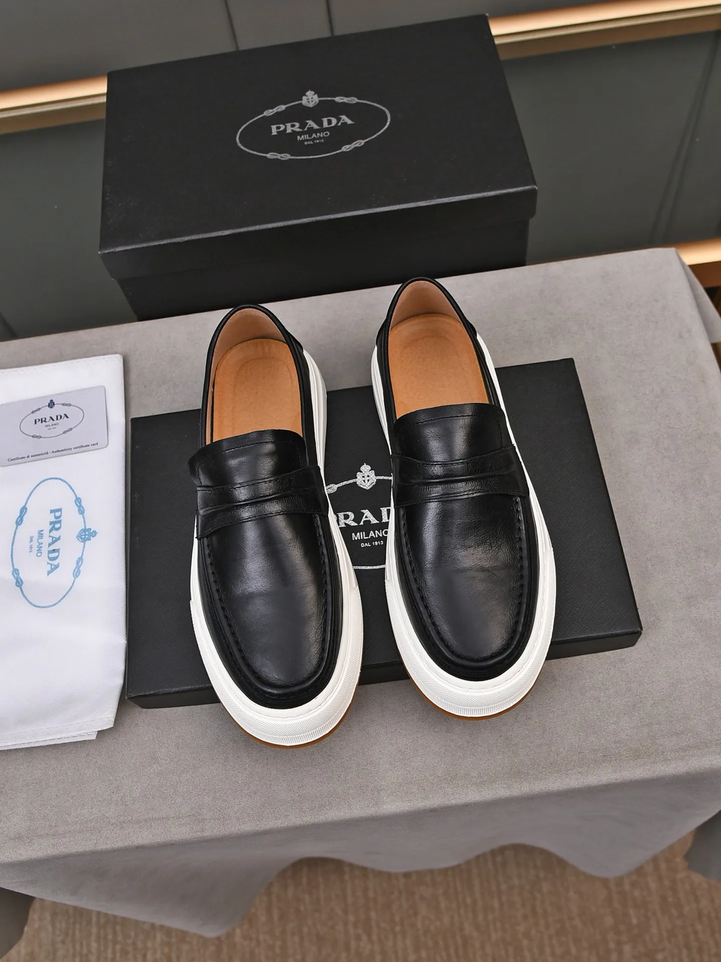 👟👟👟Men's Men's Shoes💰P440 [Top Cowhide]🆕🔥New Updates🔥👟PRADA (Prada) new products are released, imported soft cowhide, fashionable to allow air to penetrate the entire shoe, Niu B's shoes [strong] bring an extremely comfortable and breathable feeling! Beautiful inside and out! Exquisite workmanship, top-grade cowhide material, 😌Size: 38~44, single color choice.